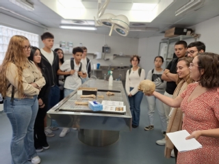 En la  imagen, los alumnos del Agustín Espinosa con dos médicas forenses de Arrecife, ayer en el Palacio de Justicia de Arrecife